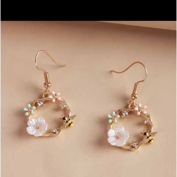 Jewelry - Cute gold tone bee and floral earrings